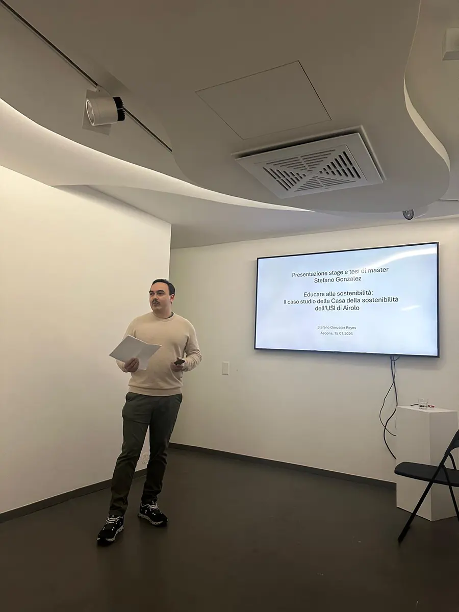 Stefano Gonzalez during the presentation of his internship at USI