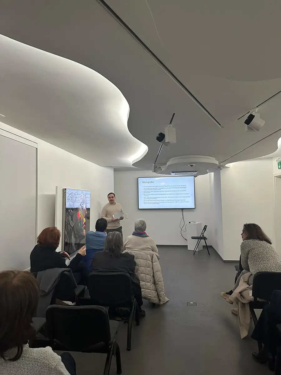 Stefano Gonzalez during the presentation of his internship at USI